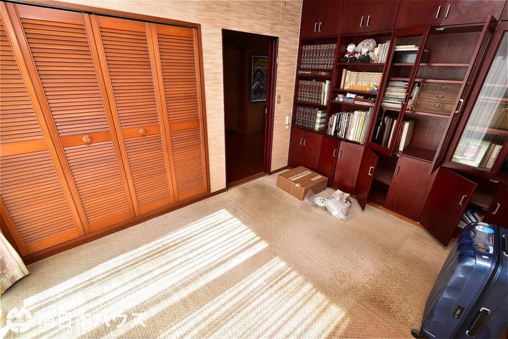 【1階洋室】玄関横にある洋室です!