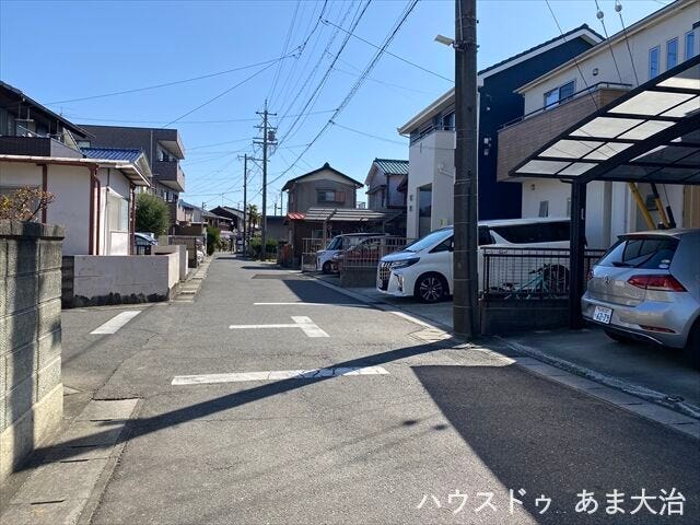 幅員約4.7mの前面道路です。車がすれ違うには厳しい道幅ですが、車はスピードを抑えて走行するので、お子様にも安全な道幅となっています。