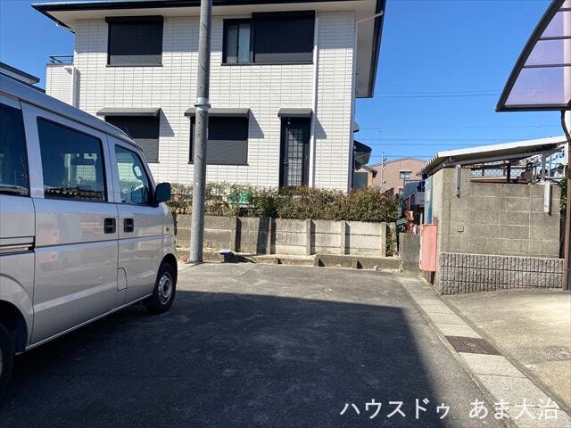 幅員約4.7mの前面道路です。普通車が1台通れる幅となります。大型車の通行が少ないので、振動や騒音が抑えられます。
