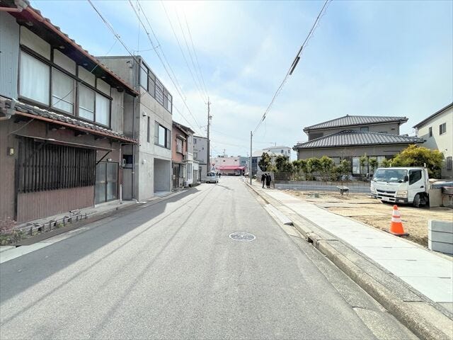 幅員約8mの前面道路です。広々としていて、街並みが開放的で圧迫感がありません。