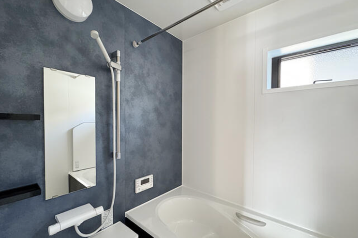 高級感漂うアクセントパネル、LIXILの1坪タイプバスルーム。 帰宅後、ホッとひと息♪ 浴室暖房乾燥機付