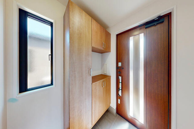 コの字型のシューズBOX、お子さまの靴も手が届きやすく、小物や観葉植物のディスプレイも楽しめます。