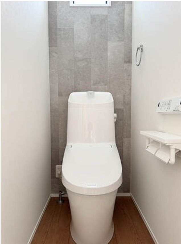 クールに決まるアクセントクロス♪ 少ない水でしっかり洗い流す節水型。 2階にもトイレあり!