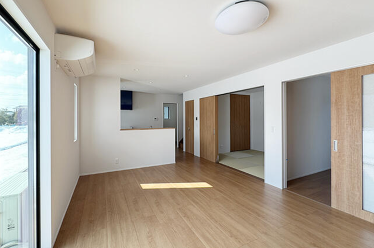 自然に会話できる対面キッチン、開放感いっぱいのLDK。 家具の配置やインテリアのチョイスも自由自在♪