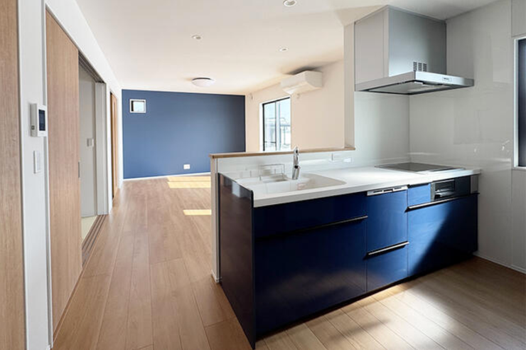 機能性とデザイン性が魅力のLIXILシステムキッチン♪ 薄型レンジフード、人造大理石シンク、食洗機付!