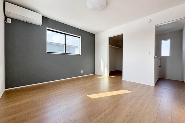 寝室にウォークインクローゼット、忙しい朝もストレスフリー♪ 身支度がスムーズ、時間に余裕が持てます。