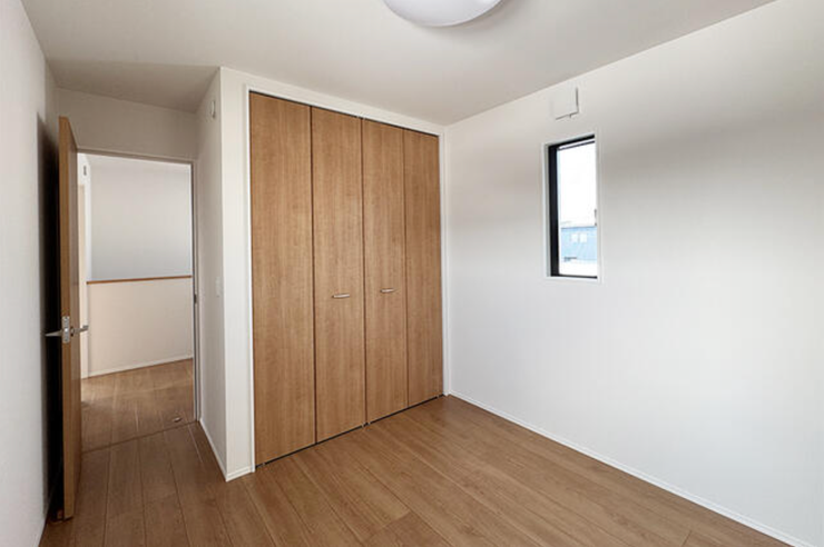 5帖です。 どんな家具もあわせやすいデザイン。 ベッドと学習机を置いても居心地良く暮らせます。