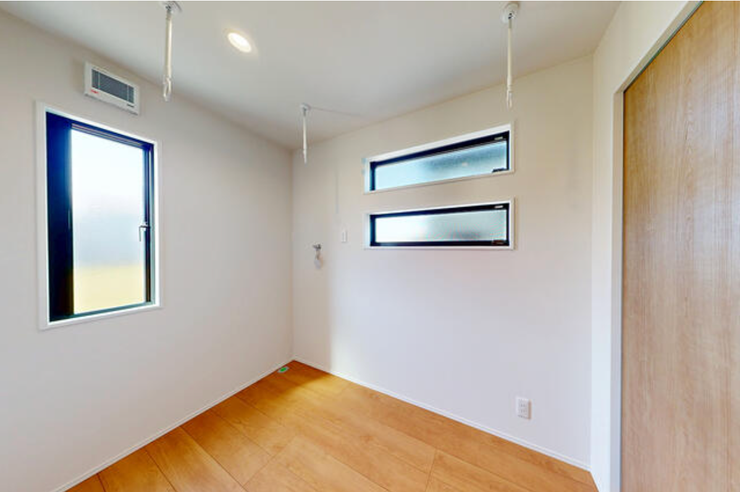 水廻り集約! 明るく清潔感のあるユーティリティ♪ 洗濯物が見えない独立空間、来客時に気を遣わずに済みます