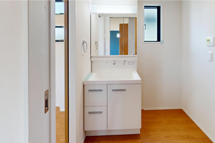 家族みんなが使いやすい独立型の洗面脱衣室♪ 洗顔や歯磨き、ドライヤーも快適に。 朝の準備がスムーズです。