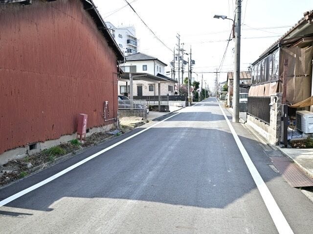 北側前面道路幅員 約5.4mです。
間口も約10.8mあり、車の出し入れも楽々です。