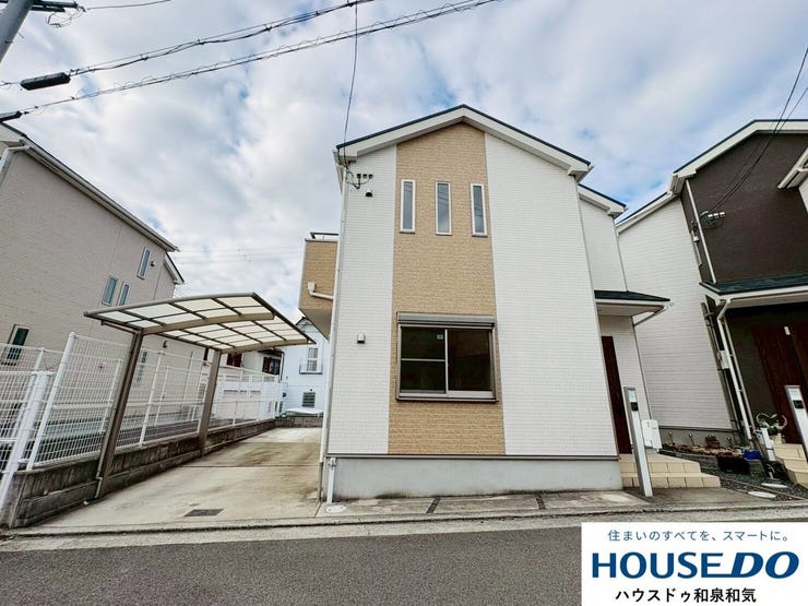 【外観】
駐車も2台可能!4LDK+納戸付きで陽当たり良好です♪