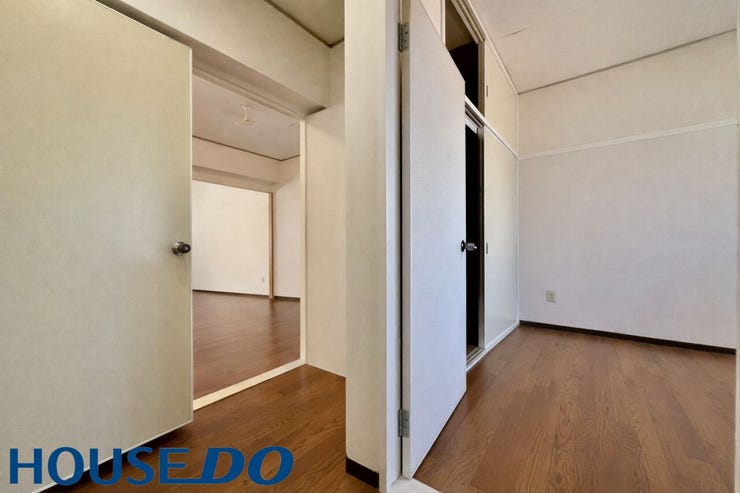 ※AI加工で家具類削除しております。