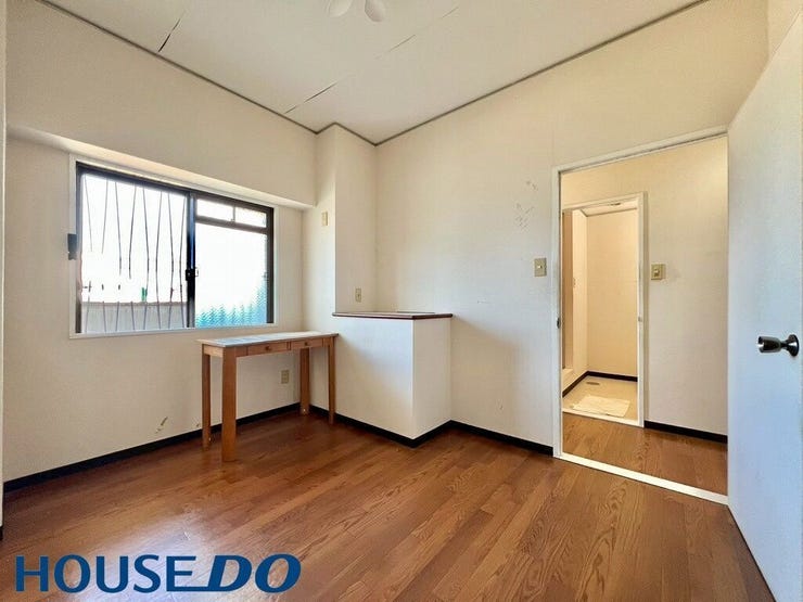 ※AI加工で家具類削除しております。