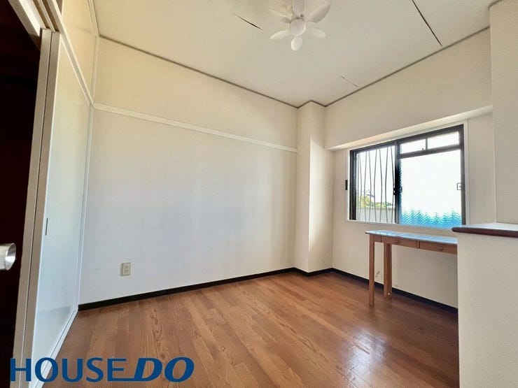 ※AI加工で家具類削除しております。