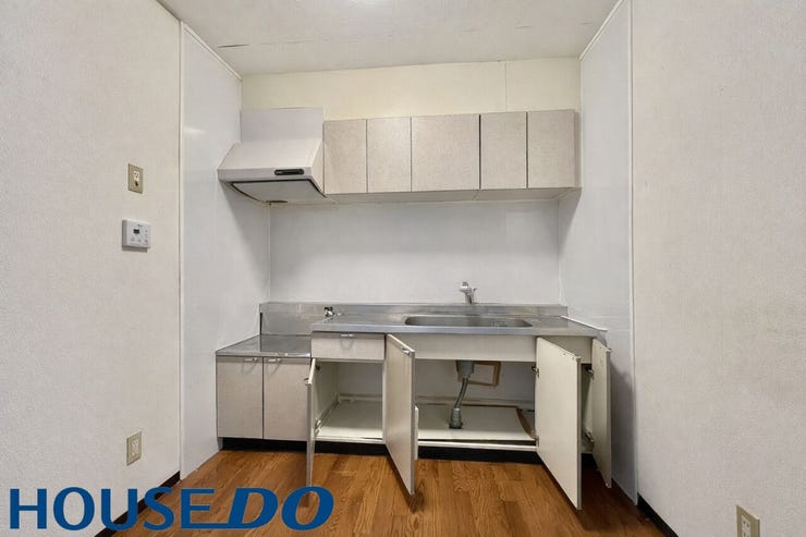 ※AI加工で家具類削除しております。