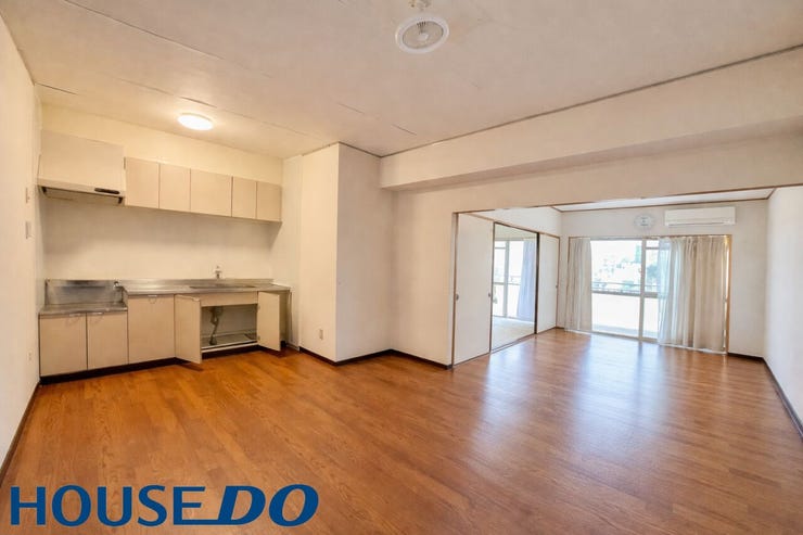 ※AI加工で家具類削除しております。