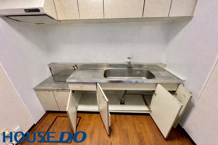 ※AI加工で家具類削除しております。