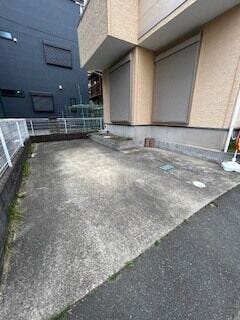 車種により2台駐車可能なパーキングスペース