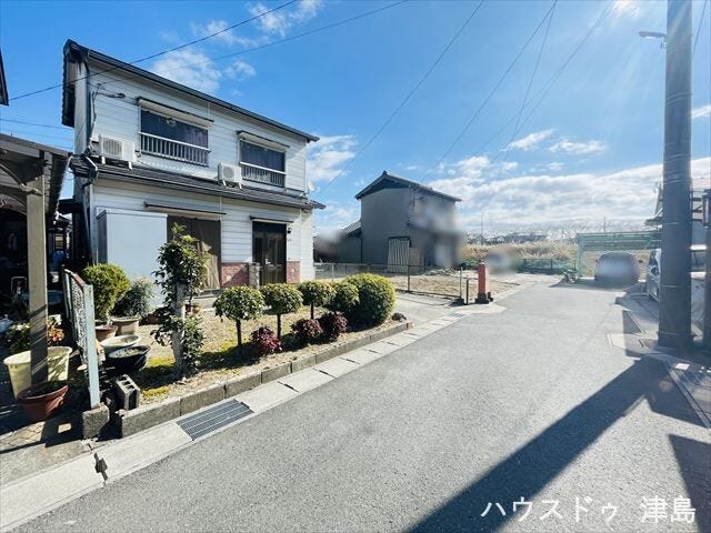 北西側公道幅約6.5m。道幅にゆとりがあり、車種を選びません。大きめのお車を乗りたい方にもおススメ。