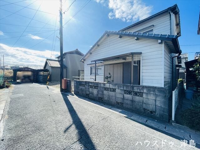 北東側位置指定。お車で5分ほどのところにスーパー・ドラッグストア・コンビニが揃い、お買い物に便利。