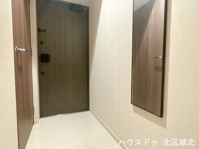 すっきりとした玄関スペース。全身ミラー付きでお出かけ前の身だしなみチェックもでき、来客時の印象も良好です。