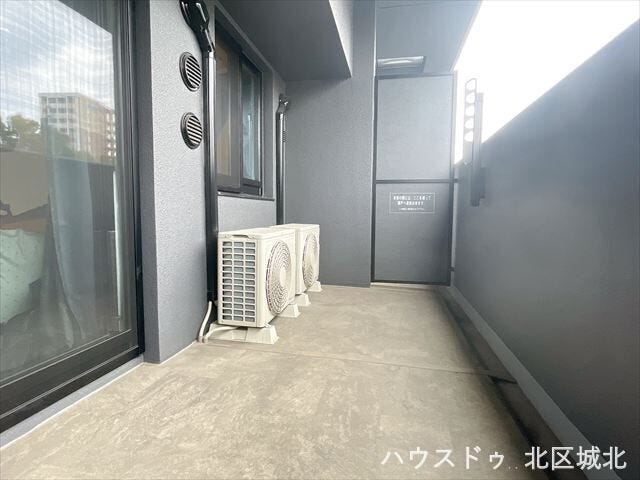 奥行きのあるゆったりバルコニー。洗濯物や布団干しはもちろん、室外機を置いても作業スペースをしっかり確保できます。