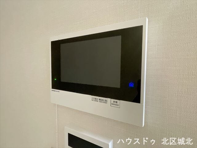 モニター付きインターホン。来訪者を映像で確認でき、防犯面も安心です。