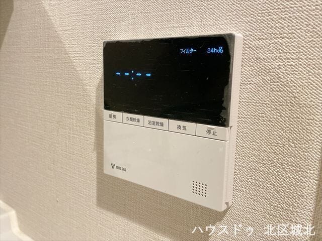 浴室乾燥機付き。雨の日や花粉の時期でも安心して室内干しができます。