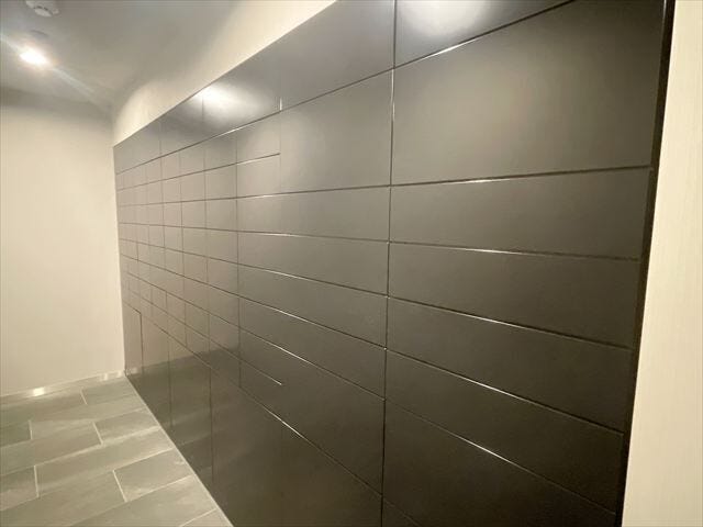 デザイン性の高いメールボックススペース。共用部まで統一感のある造りです。