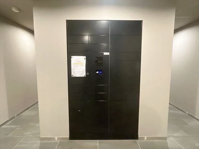 不在時でも荷物を受け取れる宅配ボックス完備。忙しい方でも安心して荷物の受取が可能です。