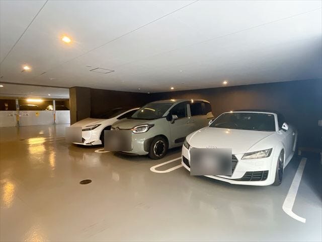 「建物内の屋内駐車場。雨の日でも濡れにくく、大切なお車を守れる安心の駐車スペースです。
