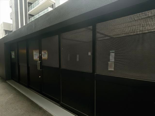 地内に専用ゴミステーションを設置。天候の影響を受けにくく、衛生面にも配慮された共用設備です。