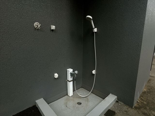 敷地内にペット用足洗い場を設置。お散歩後も室内を汚さず安心です。