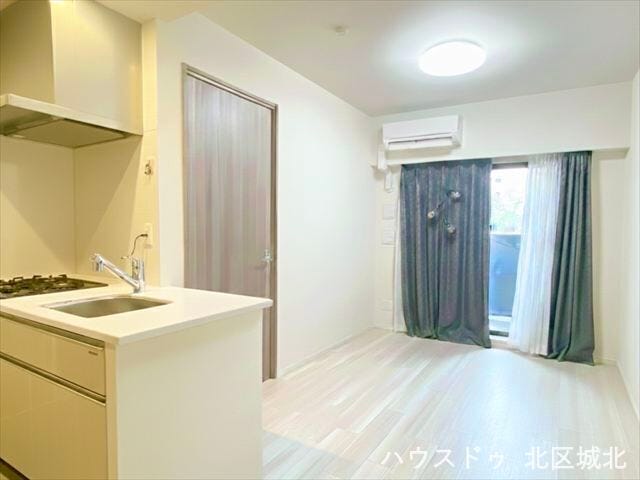 明るい採光が入る約10帖のリビング。キッチン一体で動線も良く、コンパクトながら使いやすい空間設計です。
※イメージ画像(実際の写真をもとに家具等をCGで除去したものになります)