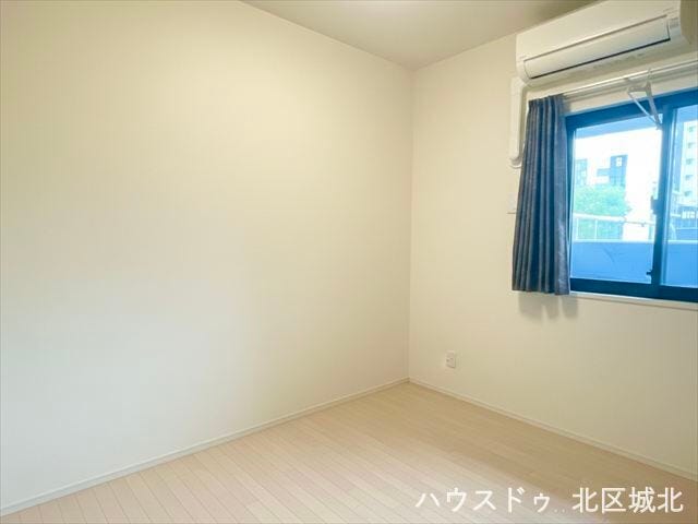 4.2帖の洋室。コンパクトながら窓付きで明るく、書斎やテレワーク部屋、収納兼用スペースとしても使いやすい一室です。
※イメージ画像(実際の写真をもとに家具等をCGで除去したものになります)