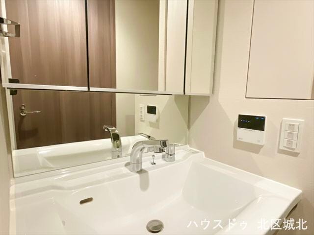 三面鏡タイプの洗面化粧台。収納力があり、身支度やお手入れがしやすい使い勝手の良い設計です。