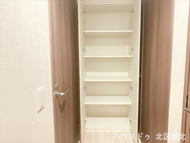 可動棚付きの収納スペース。日用品やストック品、書類などをすっきり整理でき、生活動線上で使いやすい便利な収納です
※イメージ画像(実際の写真をもとに家具等をCGで除去したものになります)