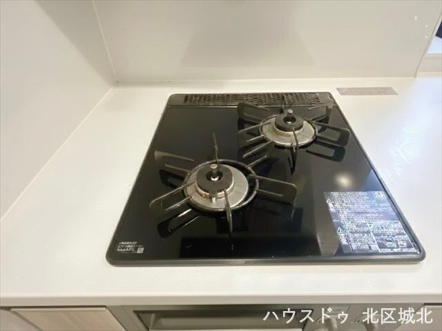 2口ガスコンロ。複数同時調理ができ、日々のお料理がスムーズに進みます。