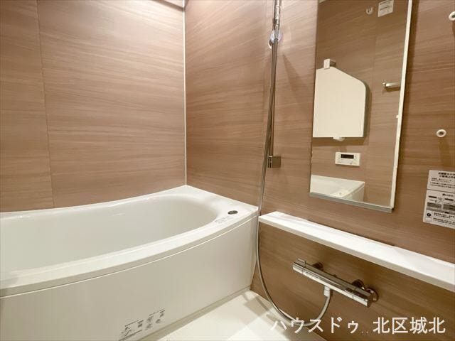 木目調パネルが落ち着くバスルーム。ゆったり浸かれる浴槽とシャワー付きで、毎日の入浴時間を快適に過ごせます。