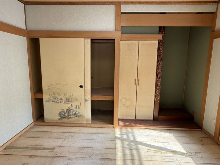 リビング横の6畳和室
畳表替えクロス交換いたします。