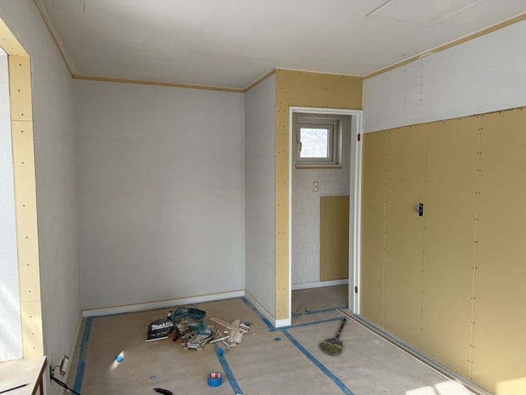 2階7.5畳洋室 現在クロス仕上げ中です。