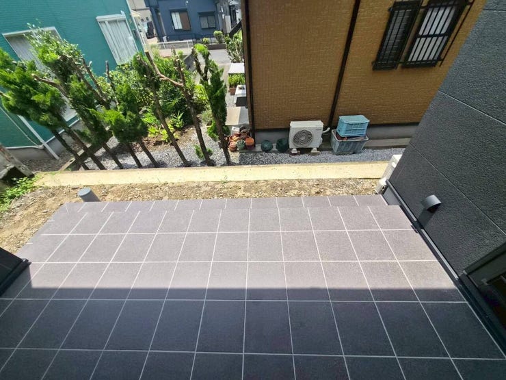 お隣との間にフェンスを付ければ目隠しにもなります◎