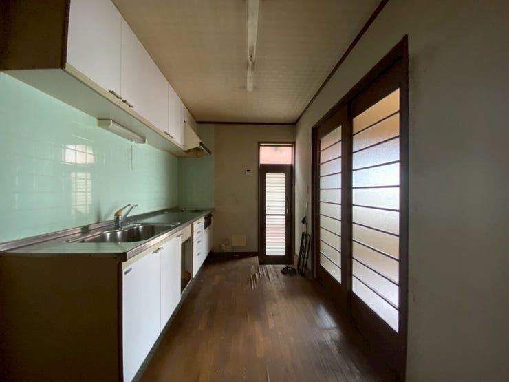 勝手口付きで換気・動線良好な使いやすいキッチンです。