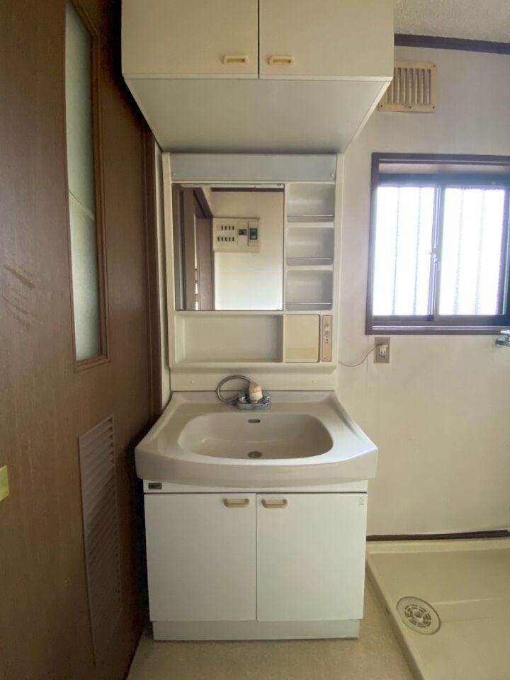 収納付き洗面化粧台で使い勝手良好。窓があり換気も安心。洗濯機置場も近く、家事動線に配慮した水回り空間です。