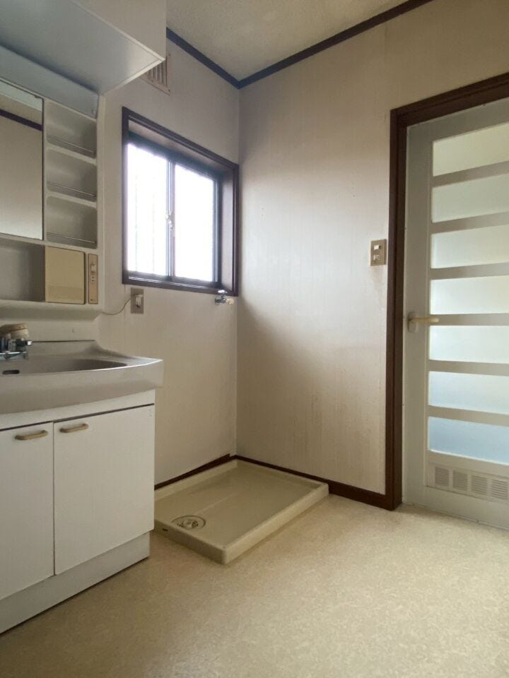 窓付きで明るい洗面脱衣室。洗濯機置場を確保!