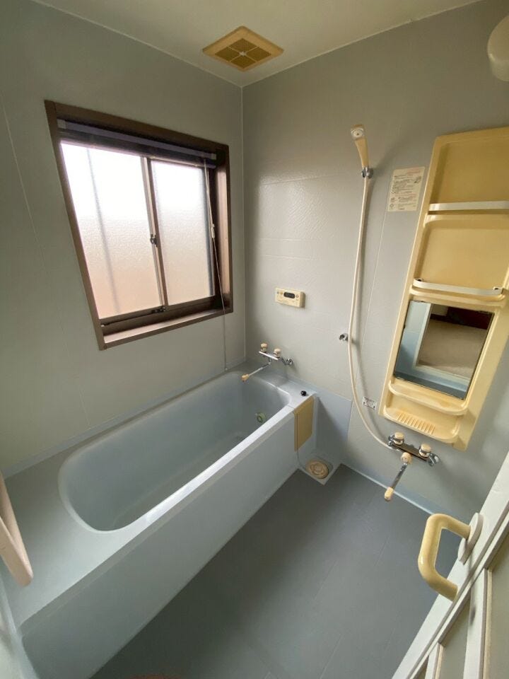 窓付きで換気良好な浴室。ゆったり浸かれるバスタブで一日の疲れを癒せます。明るく清潔感のあるバスルームです。