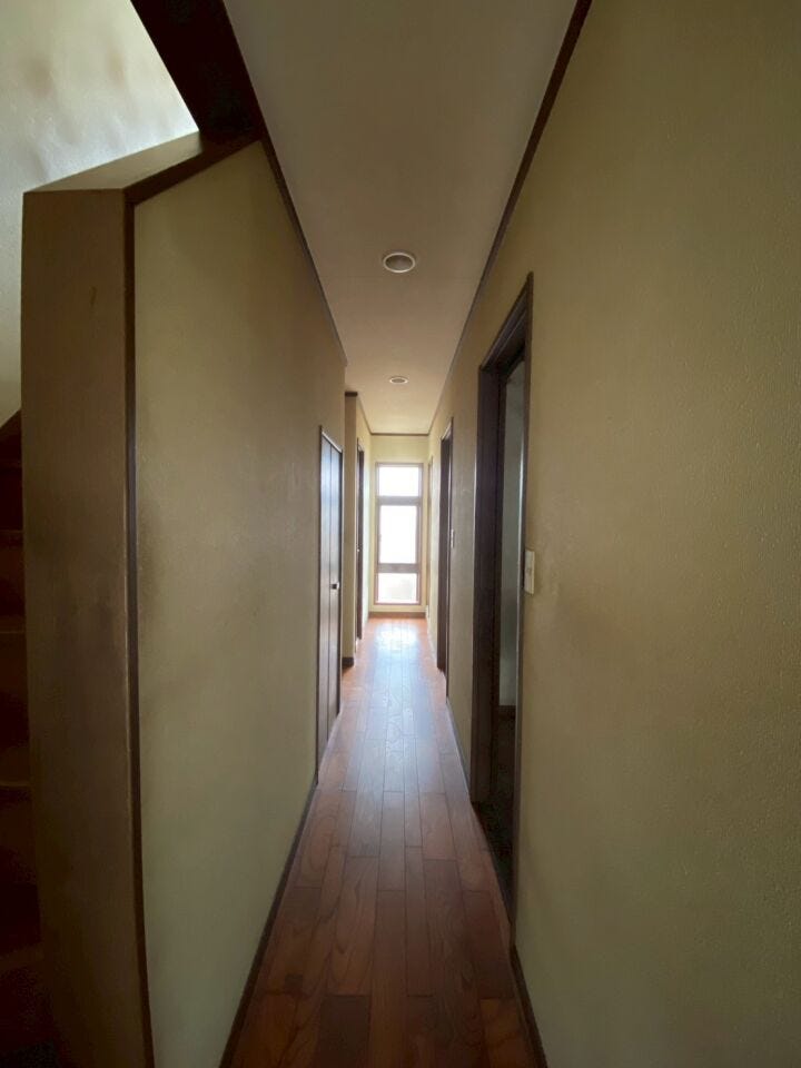 奥まで光が届く明るい廊下設計。各居室へスムーズにアクセスできる、動線の良い間取りです。