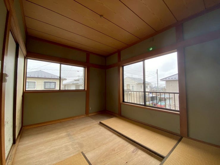 二面採光で明るい和室。大きな窓から開放感ある眺望を楽しめ、落ち着いた木の温もりが心地よい空間です。