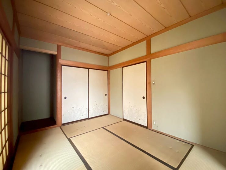 押入や床の間付きで収納充実の和室。大容量スペースで布団や季節物もすっきり片付きます。