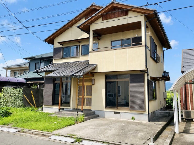 内外装フルリフォーム済、月々4万円台で買える綺麗な和風住宅。和の趣がある瓦屋根。間口が広く、開放感のある整形地です。